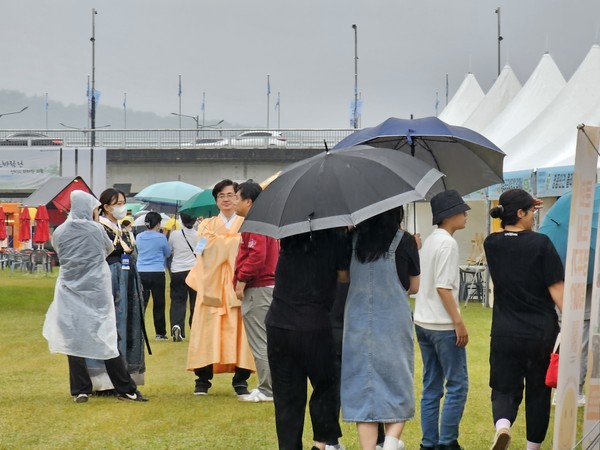 발길이 끊이질 않는 축제 현장 @뉴스코리아 김상우 기자