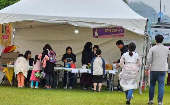 사람들로 붐비기 시작한 부스 코너 @뉴스코리아 김상우 기자