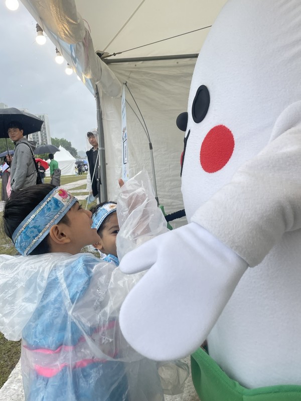 영주시 소백힐링요정 '힐리'와 인사하는 아이들 @뉴스코리아 김상우 기자