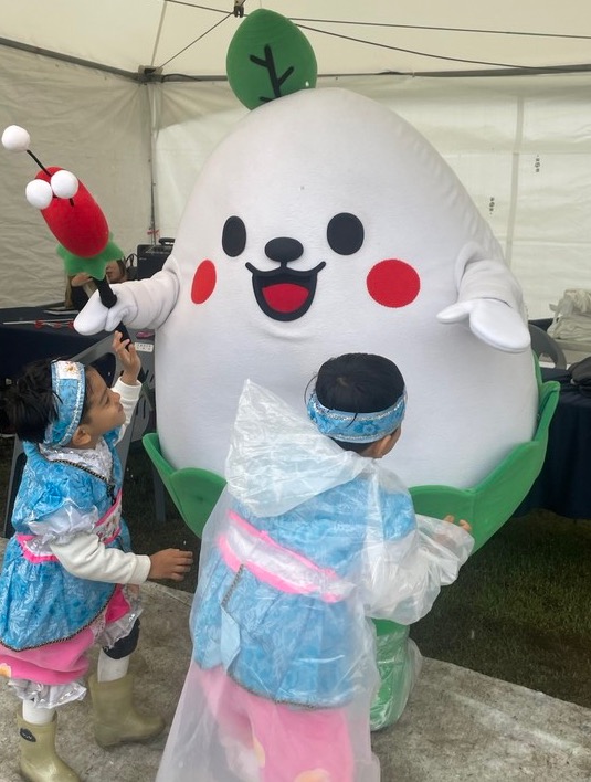 힐리와 교감하는 아이들 @뉴스코리아 이수진 기자