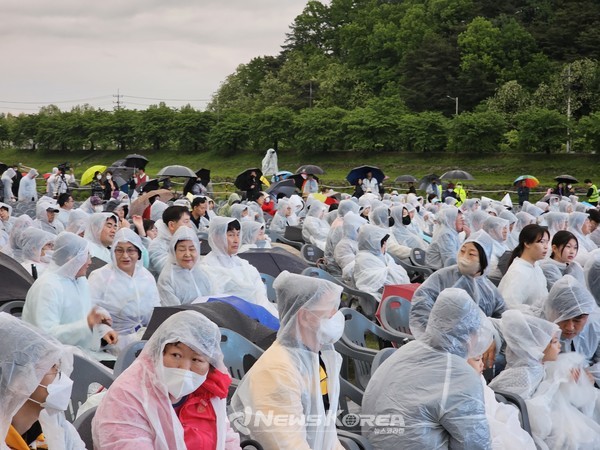 2023 영주 한국선비문화축제 개막식을 지켜보는 관객들 @뉴스코리아 최신 기자