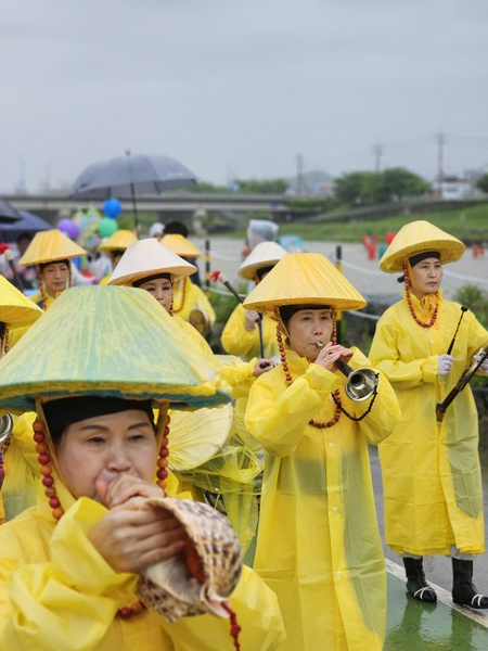 트럼펫을 불며 등장하는 퍼레이드팀 @뉴스코리아 김상우 기자