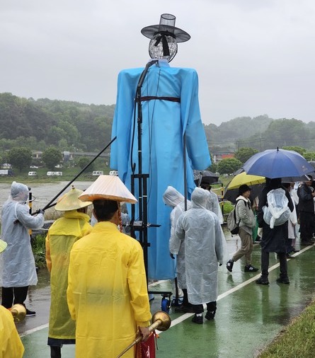 서천 생활 체육공원에서 출발해 주무대로 걸어가는 퍼레이드 행렬 @뉴스코리아 김상우 기자