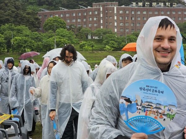 축제에 참여한 외국인 @뉴스코리아 김상우 기자