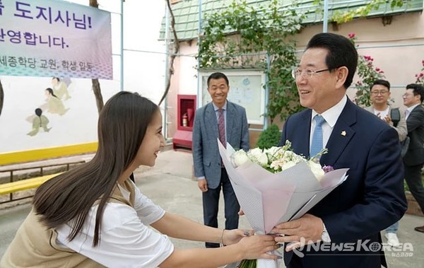 김영록 지사에헤 학생대표가 꽂다발을 전달하고 있다. @뉴스코리아 신현권 특파원