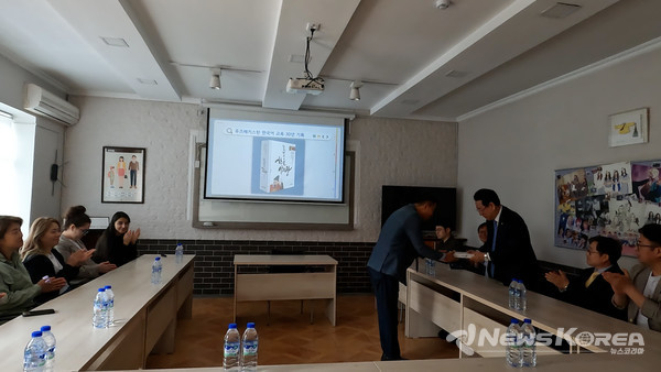 세종학당 교실을 둘러보고 있는 김영록 지사 @뉴스코리아 신현권 특파원