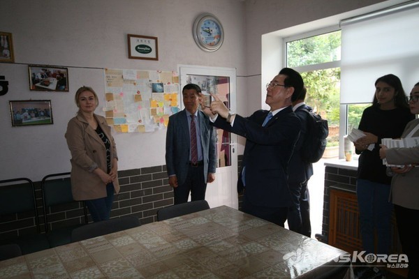 교실 이곳 저곳을 카메라에 직접 담고 있는 김지사 일행 @뉴스코리아 신현권 특파원