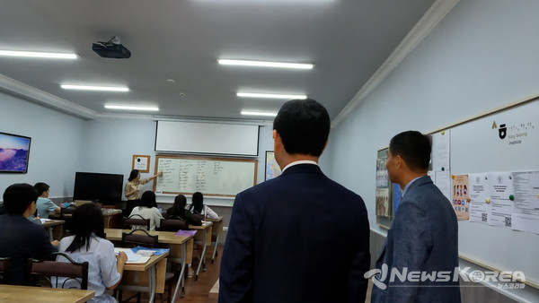 보강 수업중인 교실을 둘러보고 있는 김영록 지사, 허선행 학당장 @뉴스코리아 신현권 특파원