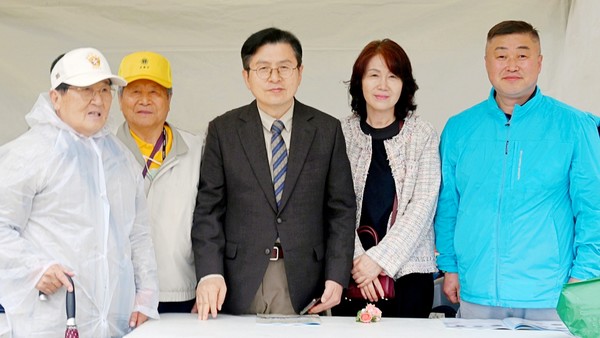 황교안 전 국무총리 부부가 행사 참석후 관계자들과 기념촬영을 하고 있다. @뉴스코리아 박광호 기자 