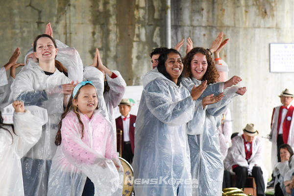 외국인 관광객들이 축제를 함께 즐기고 있다. @뉴스코리아 최신 기자