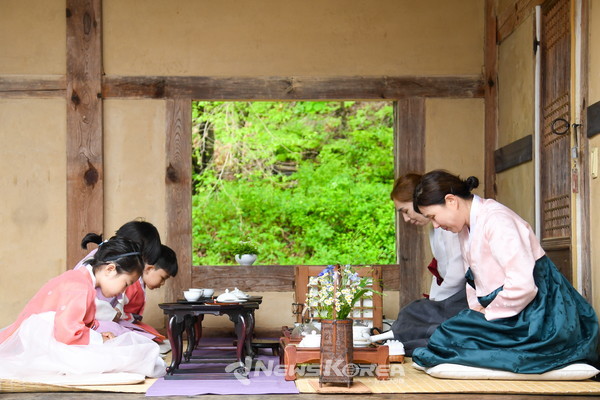 축제기간 선비촌에서 어린이 다도 교육이 진행됐다. @뉴스코리아 최신 기자