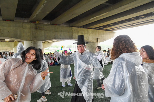 외국인 관광객들이 축제를 즐기고 있다. @뉴스코리아 최신 기자