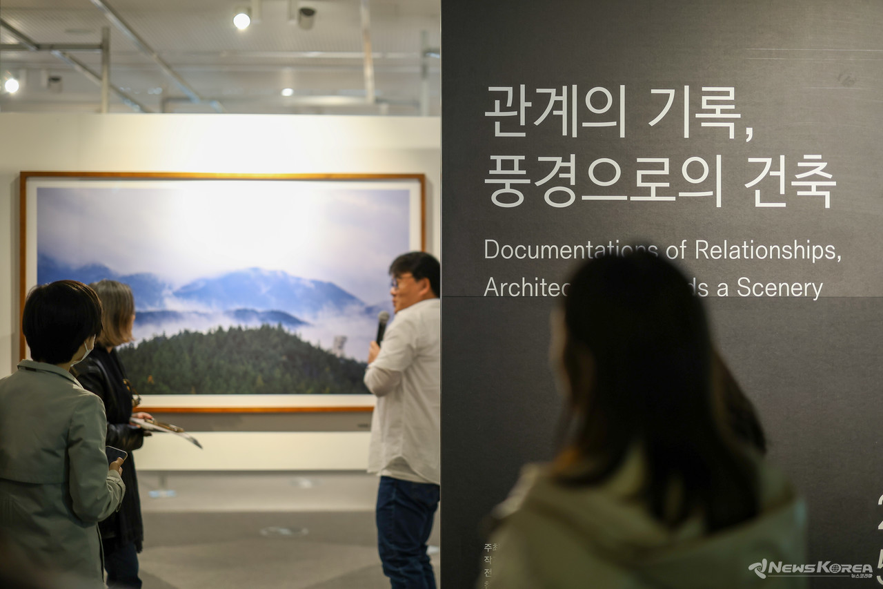 전시장에서는 ‘작가와의 대화’와 ‘포럼’이 준비된다. 작가와의 대화는 5월~7월 중 월별 두 번씩 전시장에서 진행될 예정