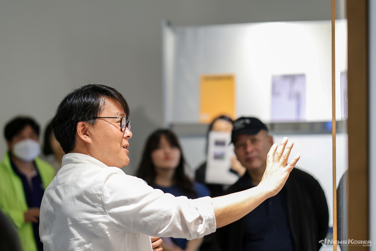 작가의 작품설명 모습