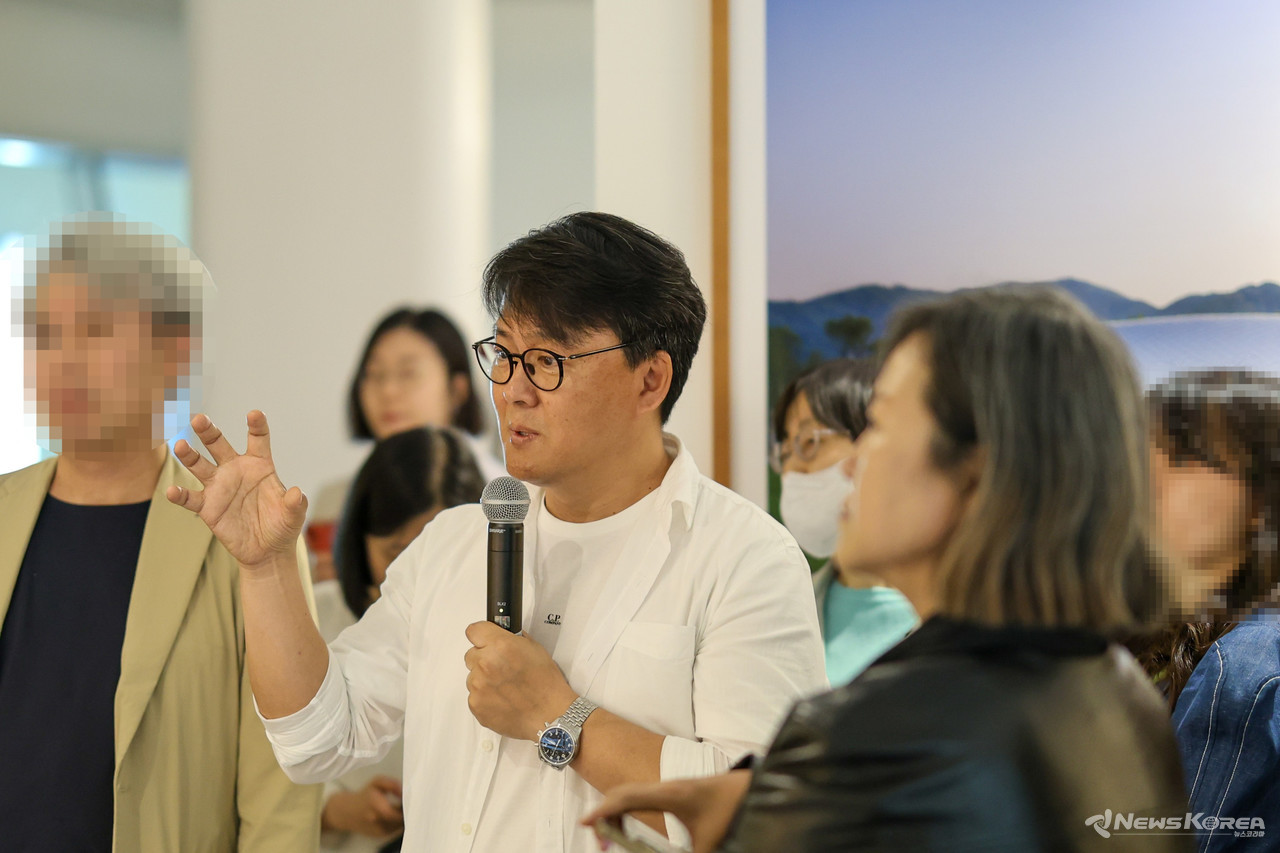 작가의 작품설명 모습