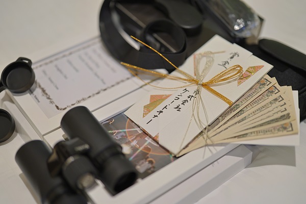 특별상 수상 작가에게 주어지는 인증서, 작품사진 액자, 상금 @뉴스코리아 허승규 특파원