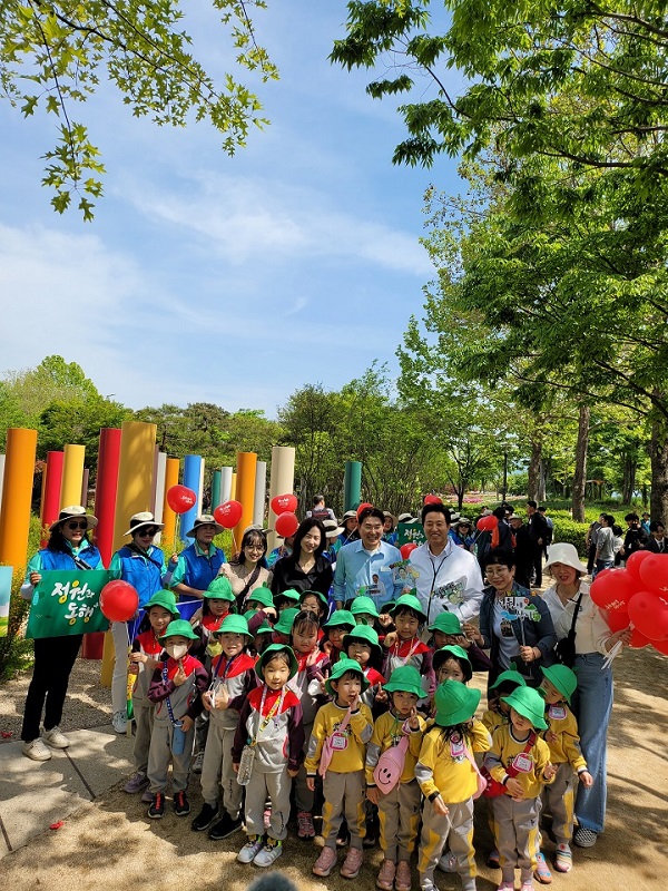 2023정원박람회를 찾은 아이들과 기념사진  @순천시