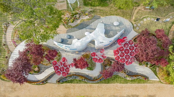 서울에 담긴 자연의 순환과 치유, 체험하는 예술공간으로서 DDP를 형상화하고, 한강의 흐름과 순천만의 자연이 만드는 기류를 선을 표현한 '서울디자인재단 정원'  @순천시