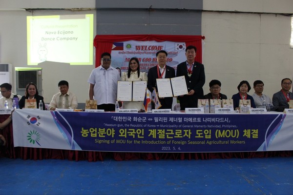 구복규(사진 오른쪽) 화순군수가 4일 아니타 아로세나(왼쪽) 나띠비다드시장을 만나 외국인 계절근로자 프로그램 도입을 위한 협약을 체결했다. 아니타 아로세나(왼쪽) 나띠비다드시장, 구복규(가운데) 화순군수, 하성동(사진 오른쪽) 화순군의회 의장 @화순군