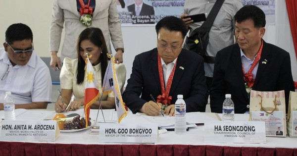 필리핀 나띠비다드시와의 협약식에 참석한 아니타 아로세나(왼쪽) 나띠비다드시장과 구복규(사진 오른쪽) 화순군수가 협약서에 서명하고 있다 @화순군