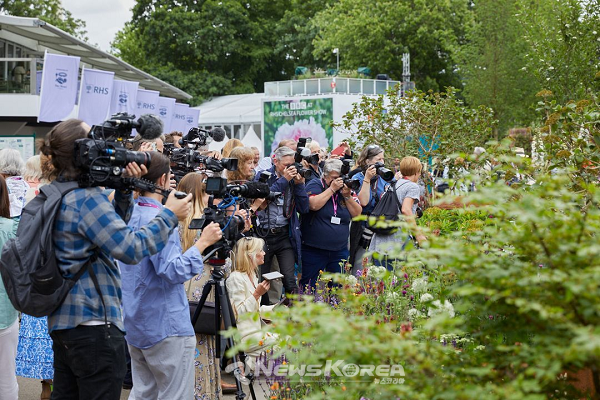 아카데미보다 막강한 ‘첼시 플라워쇼’에서 작품사진을 찍고 있는 언론사  @매간당