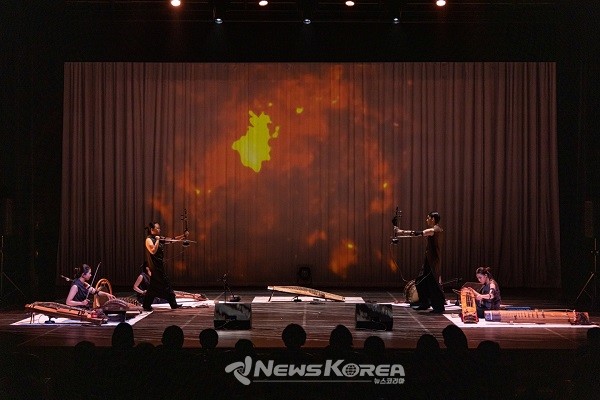 자연 본연의 소리를 확장시키고 다양한 예술과의 융합을 통해 전통음악에 새로움이 더해진 네오트레디셔널(Neo+Traditional)을 선보이는 매간당 공연 사진 @매간당