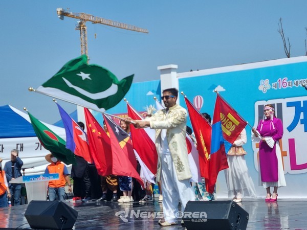 17개국 입장 퍼레이드 중 파키스탄의 차례에 파키스탄 국기가 휘날리고 있다. @뉴스코리아 권순철 기자