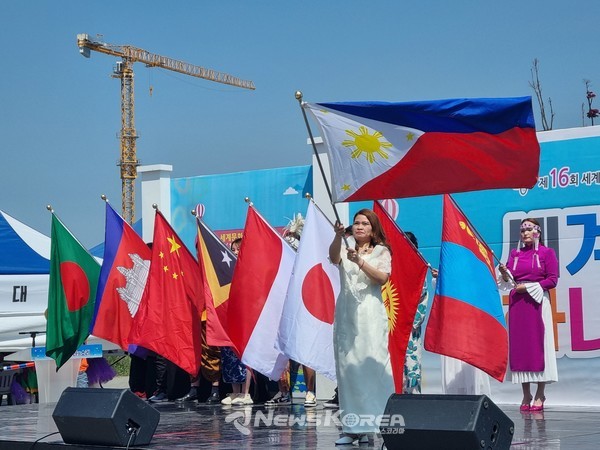 17개국 입장 퍼레이드가 진행되고 있는 가운데 필리핀 차례에 맞추어 국기가 흔들리고 있다. @뉴스코리아 권순철 기자