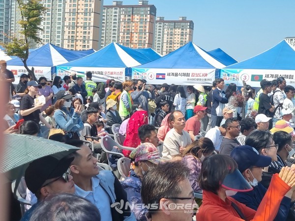 더운 날씨에도 수많은 인파가 축제를 관람하기 위해 자리를 빛내고 있다. @뉴스코리아 권순철 기자