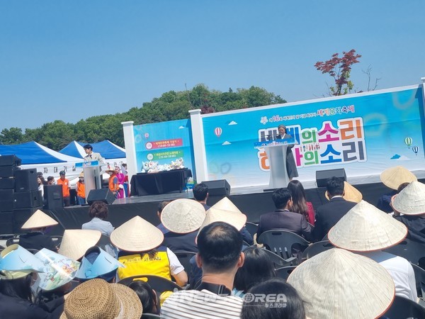 노경신 화성시외국인복지센터장의 개회사가 이루어지고 있다. 동시에 베트남 전통 모자를 착용한 관객들의 모습이 보인다. @뉴스코리아 권경철 기자