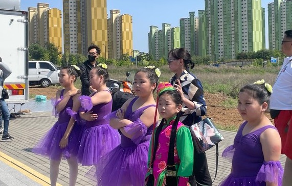 무대 뒤에서 긴장하는 다문화 가정 어린이 공연자들 @뉴스코리아 김희수 기자