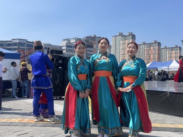 긴장을 즐기는 외국인 공연자들 @뉴스코리아 김희수 기자