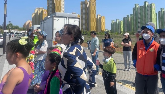 시작된 입장 퍼레이드를 바라보면서 무대 순서를 대기중인 외국인 공연자들 @뉴스코리아 김희수 기자