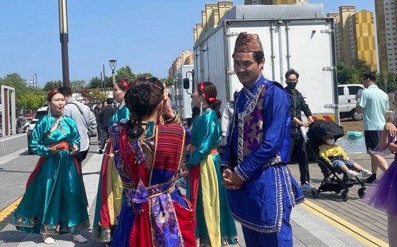 서로 소통하며 긴장을 덜어내고 있는 외국인 공연자들 @뉴스코리아 김희수 기자