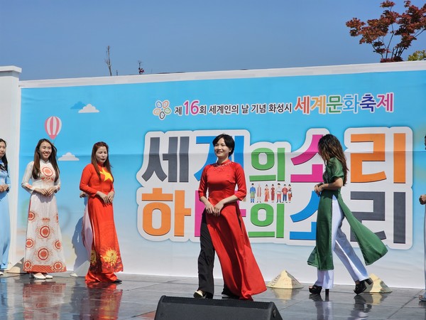 국가별 전통의상 퍼레이드 공연중 @뉴스코리아 김희수 기자