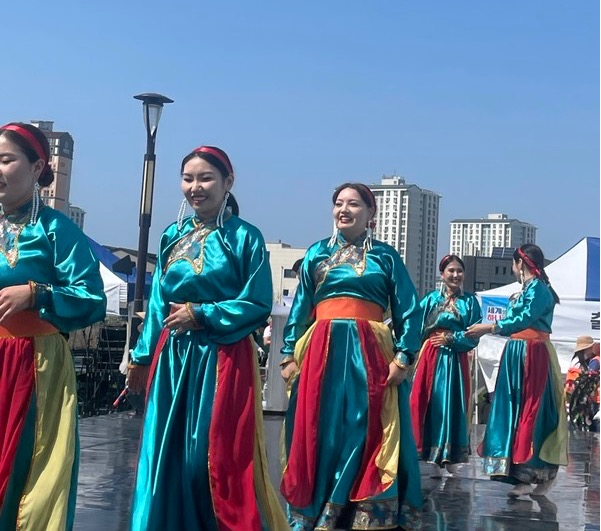 무대를 마치고 내려오는 공연자들 @뉴스코리아 김희수 기자