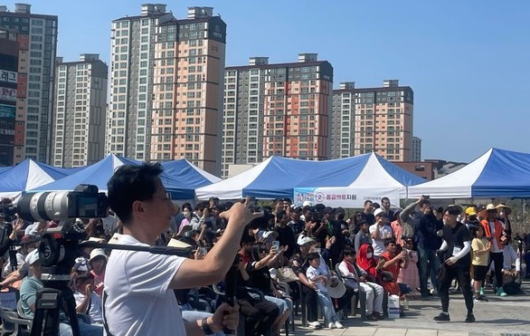 꽉찬 관객들, 박수갈채, 호응, 환호 열띈 현장의 순간들 @뉴스코리아 이수진 기자