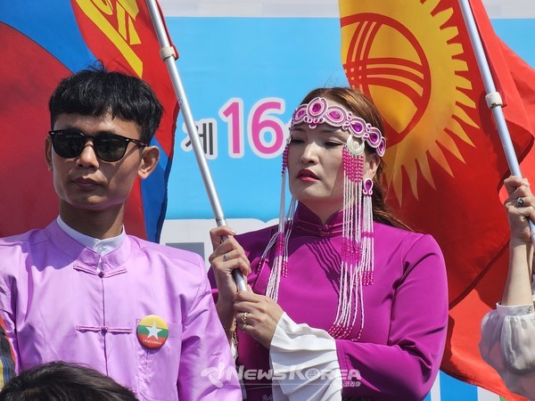 15개국의 전통의상과 국기를 든 외국인들 @뉴스코리아 김희수 기자