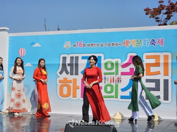 베트남 전통의상 퍼레이드가 진행중이다. @뉴스코리아 김희수 기자