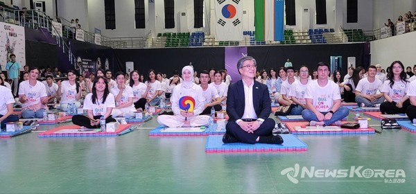 김희상 대사가 참가자들과  문제에 도전중이다. @뉴스코리아 신현권 특파원