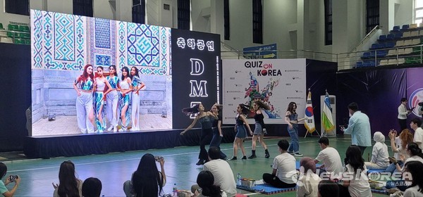 축하공연중인 DMZ 댄스팀 @뉴스코리아 신현권 특파원