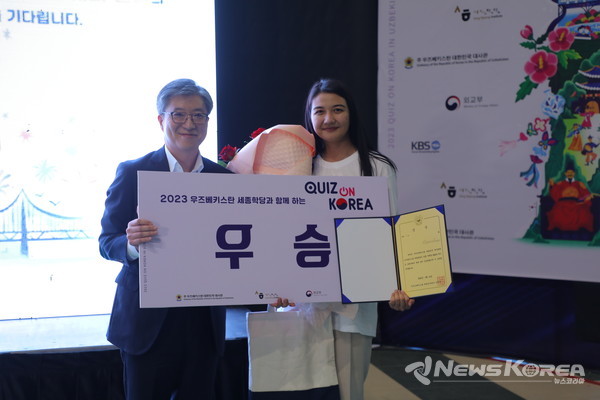 알라요로바 파랑기즈양이 김희상 대사와 기념촬영을 하고있다. @뉴스코리아 신현권 특파원