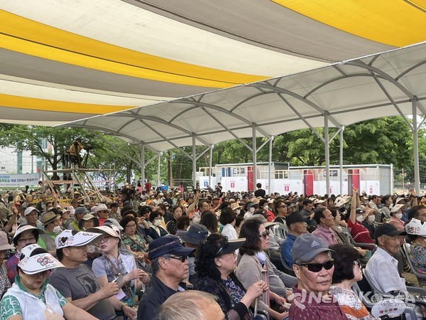 꽉 찬 관객들 @뉴스코리아 김희수 기자