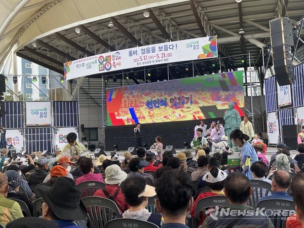 천인의엿치기를 위해 엿 나눠주는 직원들 @뉴스코리아 이수진 기자