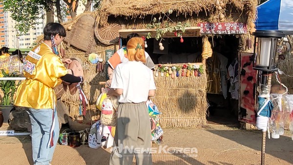 관람객들이 체험을 하고 있다. @뉴스코리아 김희수 기자