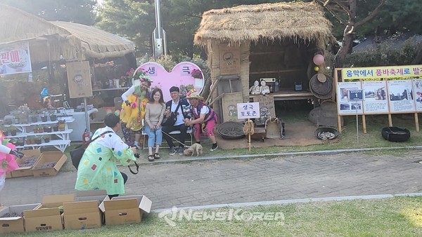 품바축제를 즐기는 관람객 @뉴스코리아 김희수 기자