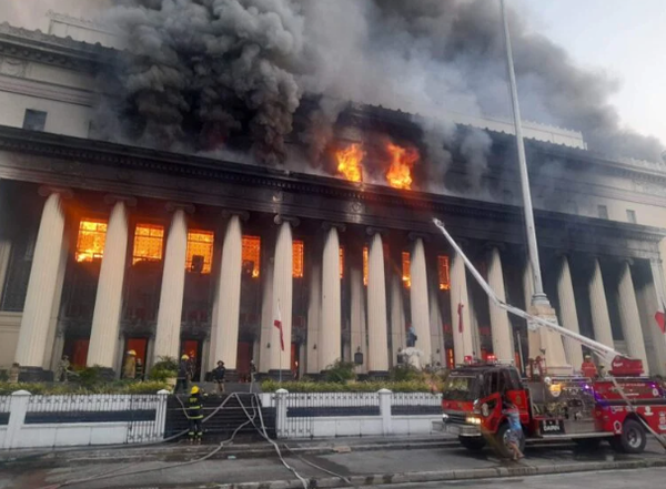 마닐라 우체국 건물 화재 .마닐라 재난위험 관리사무소 페이스북 사진