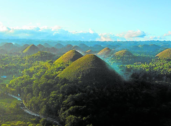카르멘(Carmen), 바투안(Batuan), 사그바얀(Sagbayan) 마을에서 발견되는 이 독특한 지형은 고분을 덮고 있는 푸른 풀이 건기 동안 갈색으로 변하기 때문에 유명한" 초콜릿 힐"이름을 얻었습니다. @필리핀 관광청 사진제공