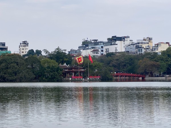 빨간색의 다리를 건너는 응옥썬사당 @뉴스코리아 이웅연 특파원 