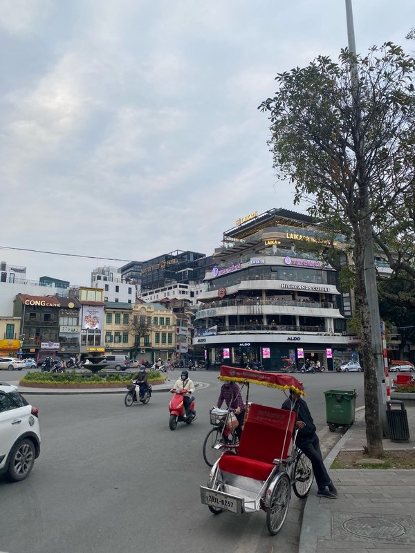 호안끼엠 호수와 36거리를 연결하는 큰로터리 @뉴스코리아 이웅연 특파원 